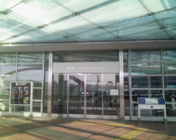 羽田空港第2ターミナルへの入口「出発 Departures 4」