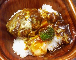 セブンイレブンの弁当「半熟玉子のハンバーグ丼」(中身)