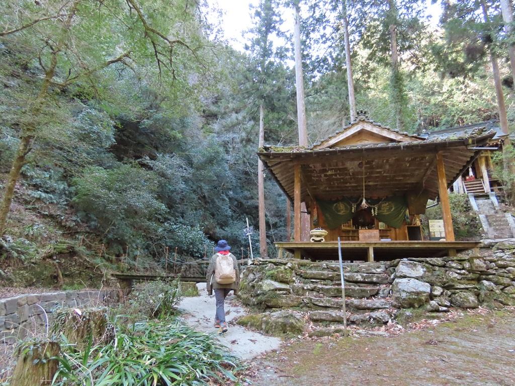 登山口に向かう娘