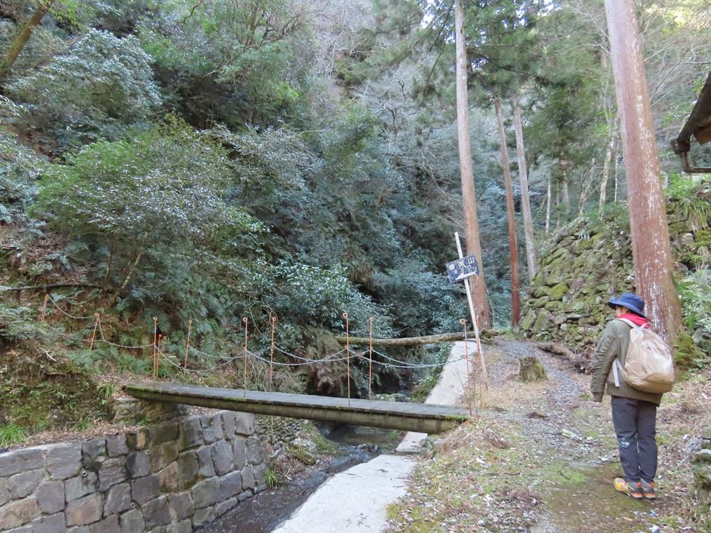 登山口の標識と娘