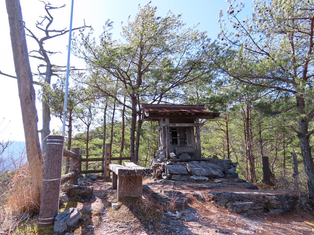 山頂にある豊峰神社の社、ベンチ