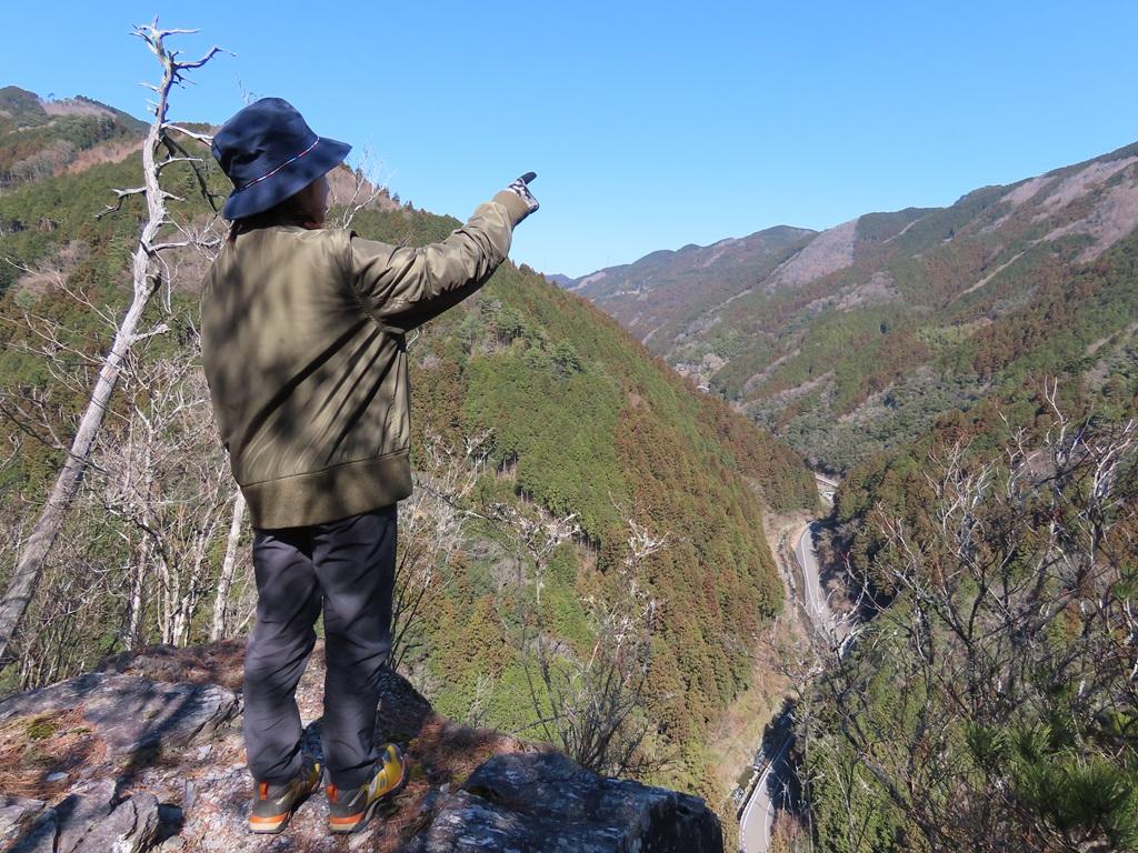 広田石鎚・総津権現山 山頂近くの崖からの風景と娘の写真