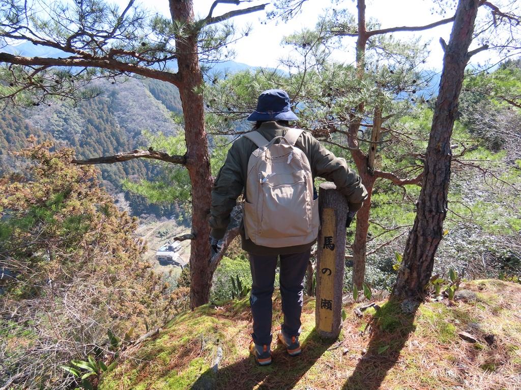 「馬の瀬」から下界を見下ろす娘