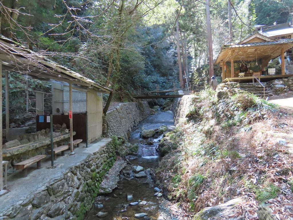 川とそうめん流しのテーブル