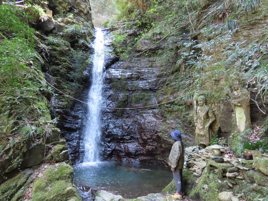 白糸の滝を眺める娘