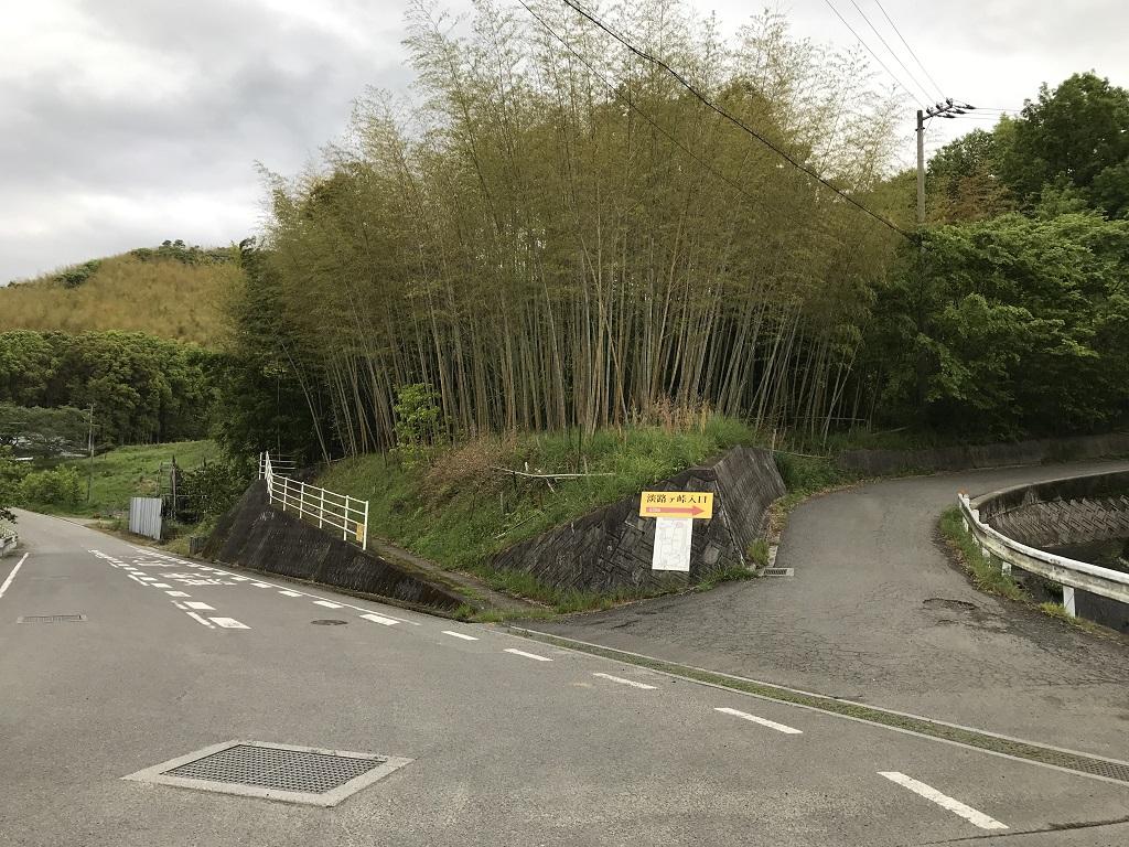 砂防ダムルートの淡路ヶ峠入口前の道路