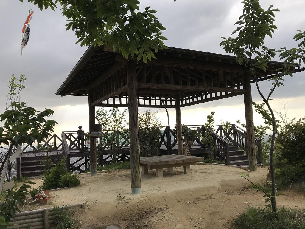 淡路ヶ峠 展望台。屋根付きの休憩所、ベンチ。展望デッキの高校1年生の娘